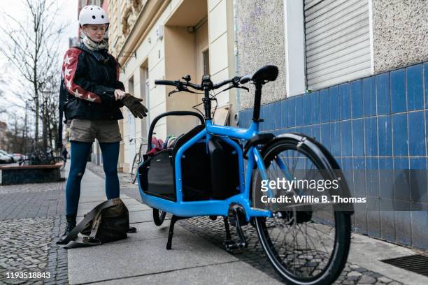 single mom preparing to go out on cargo bike - met 2019 photos et images de collection