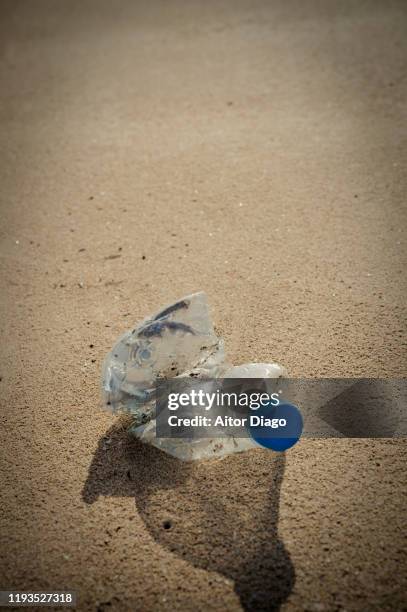 abandoned water plastic bottle in the beach. - ゴミ捨て場 ストックフォトと画像