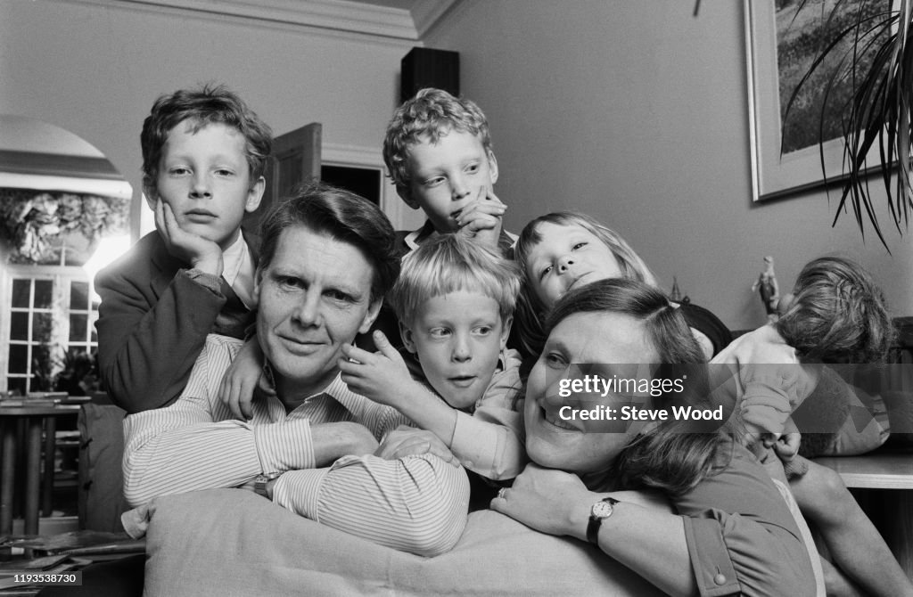English actor James Fox at home with his wife Mary Elizabeth Piper... Photo  d'actualité - Getty Images