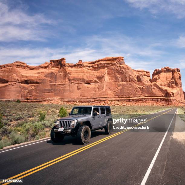 吉普車在拱門國家公園，猶他州 - jeep wrangler 個照片及圖片檔