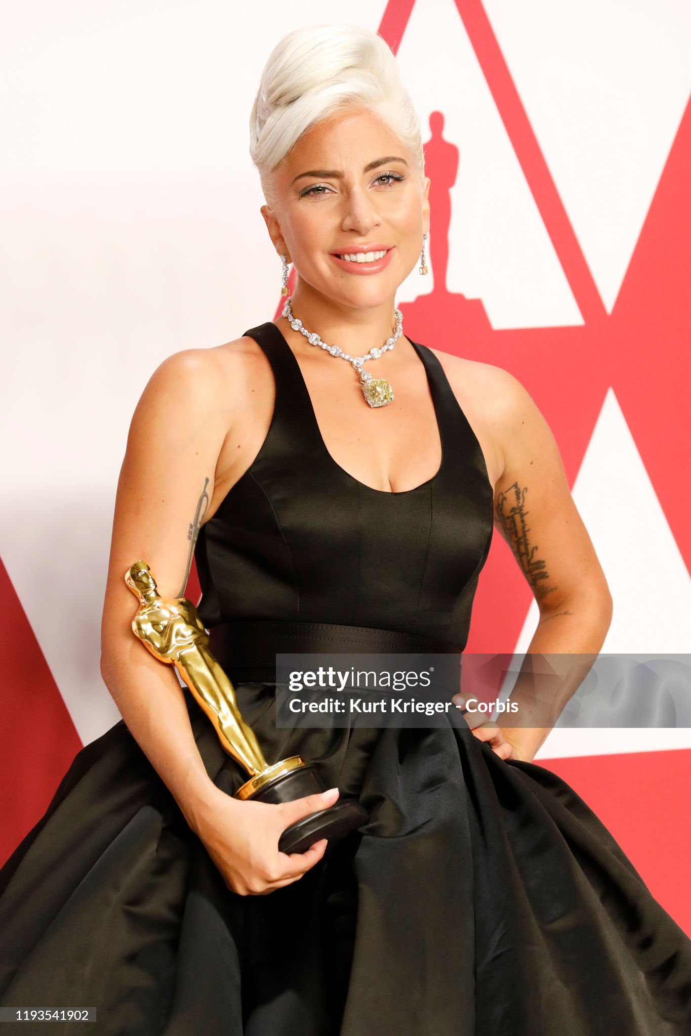 lady-gaga-poses-with-the-oscar-for-best-