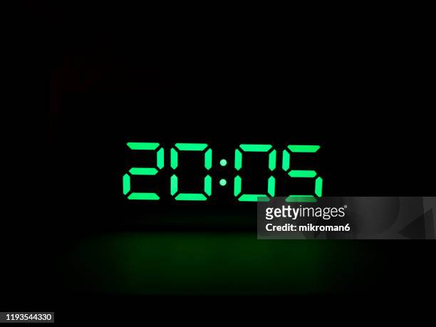 real green led digital clock - countdown digital stockfoto's en -beelden