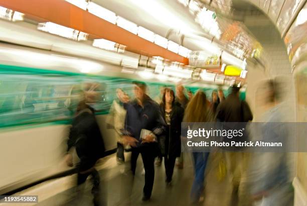 subway's users walking on curved platform of paris metro during peak hour. photo shot in slow shutter speed (long exposure). - fast shutter speed foto e immagini stock