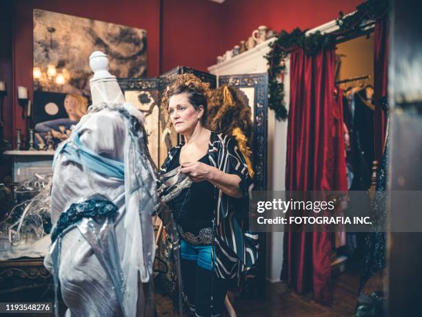 diseñador de vestuario trabajando - traje de época fotografías e imágenes de stock