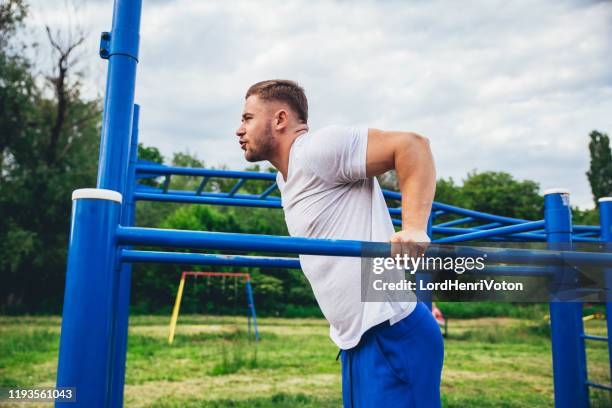 運動男子在平行欄上做運動 - parallel bars gymnastics equipment 個照片及圖片檔