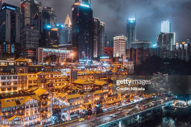 hongyadong hanggebäude und fluss mit brücke in chongqing, china - chongqing hongyadong stock-fotos und bilder