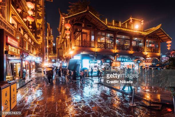 nightscape der altstadt von hongyadong in chongqing, china - chongqing hongyadong stock-fotos und bilder