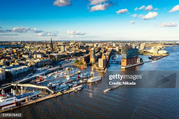 luftaufnahme der hamburger hafenstadt - hamburger hafen stock-fotos und bilder