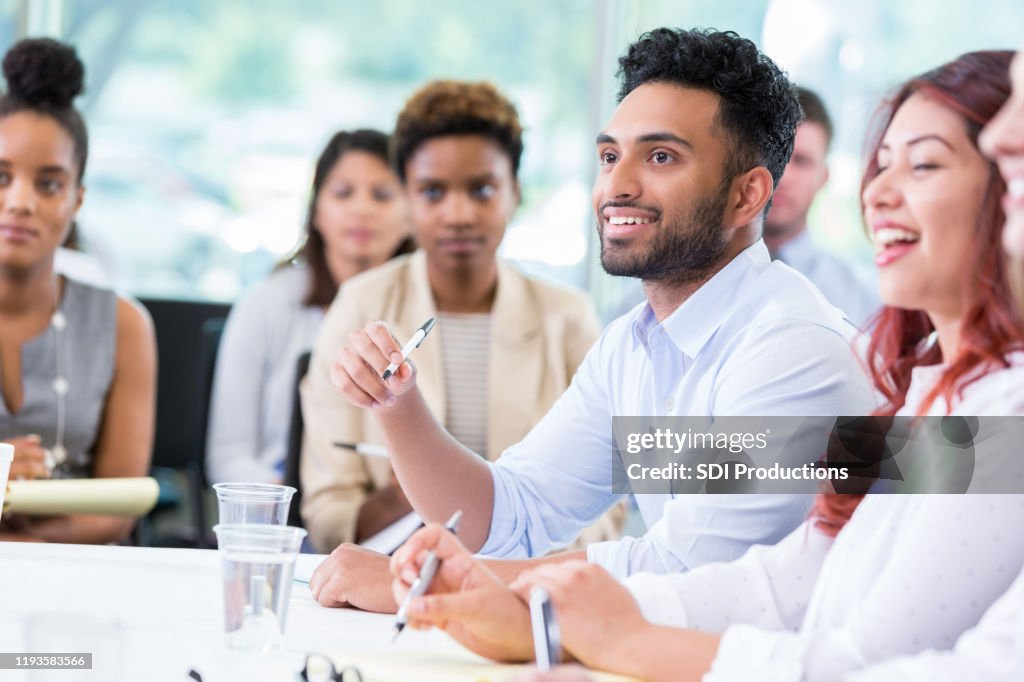 O homem de negócios indiano participa na discussão do painel