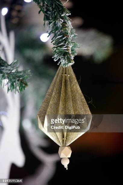 christmas ornament - christmas origami fotografías e imágenes de stock