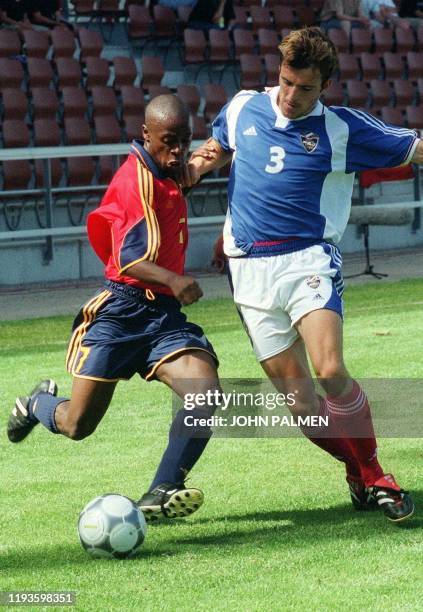 Spanish Jacinto Ela Eyene and Yugoslavian Aleksandar Lukovic are fighting for the ball during their Under-18 European Championship third-place...