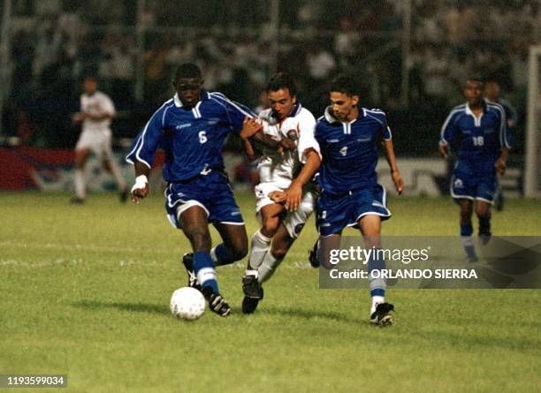 Costa Rican Roger Estrada fights for the ball 04 May 2001 with Wilmer Canales and Moises Manzano in San Pedro Sula. El costarricense Roger Estrada se...