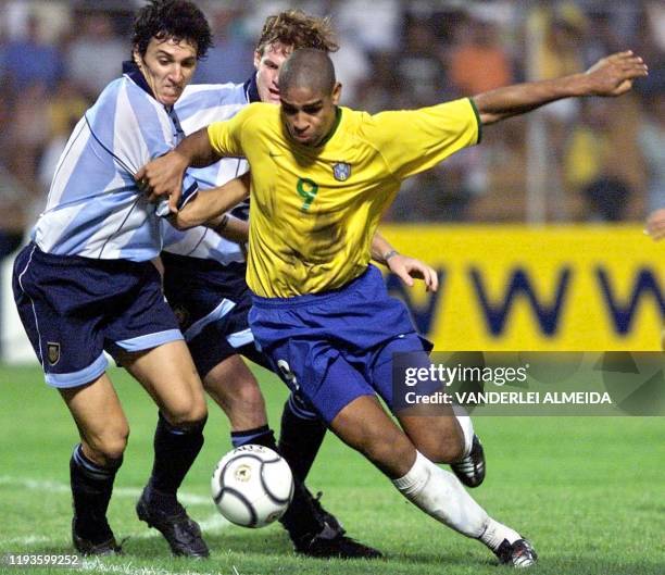 Brazilian soccer player Adriano eludes the Argentine defense of Luis Zubeldia and Mauro Cetto 28 January 2001 in Portoviego, Ecuador. El judador...