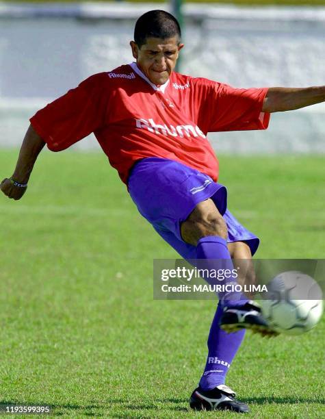 Adhemar trains 17 January 2001 near Sao Paulo. Adhemar, delantero brasileno del equipo de Sao Caetano que firmo contrato con el club aleman Stuttgart...