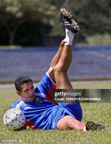 Walter Centeno makes a streching exercise 21 December 2000 at the National Stadium in San Jose, Costa Rica. Costa Rican selection begins today their...