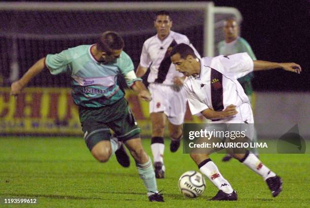 Euller of the Vasco da Gama fights for a ball with Galeano of the Palmeiras 12 December 2000 during the final game of the Copa Mercosur at the Parque...