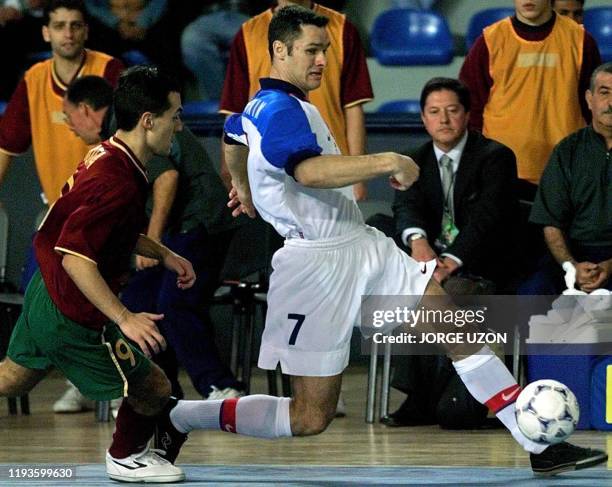 Markin Mikhail of Russia fights for the ball with Miguel Mota of Portugal Guatemala City 03 December 2000. Markin Mikhail del seleccionado de Rusia...