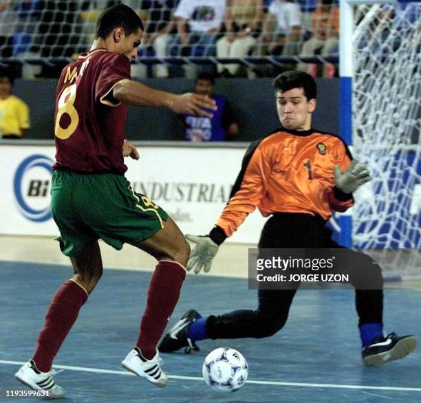 Majo of Portugal goes for the goal as Russian Oleg Denisov defends 03 December 2000. Majo del seleccionado de Portugal intenta anotar en la porteria...