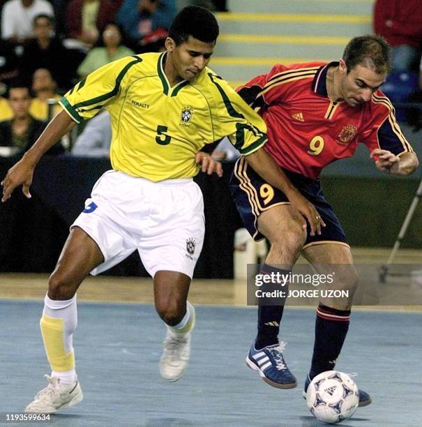 Javi Sanchez of Spain fights for the ball with Manoel Tobias of Brazil 03 December 2000 in Guatemala City. Javi Sanchez de Espana disputa el balon...