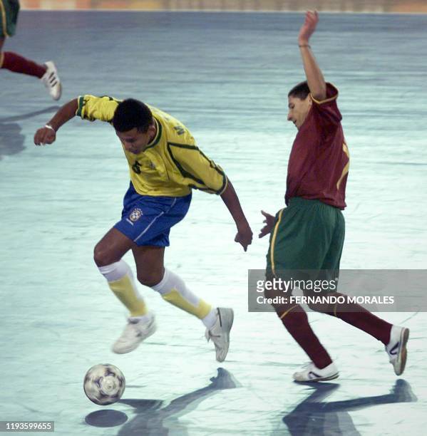 Brazilian soccer player Sergio Fininho fights for the ball with Andre of Portugal 21 November 2000. El jugador del seleccionado brasileno de...