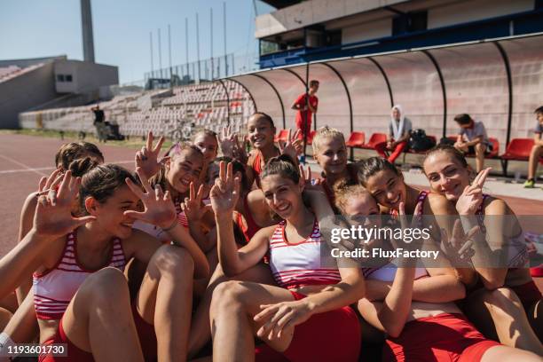 schöne fröhliche junge leichtathletik-team - friedens und freundschaftsstadion stock-fotos und bilder