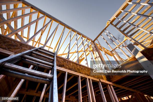 modern construction site - wembley stadium celebrates topping of the new arches stockfoto's en -beelden