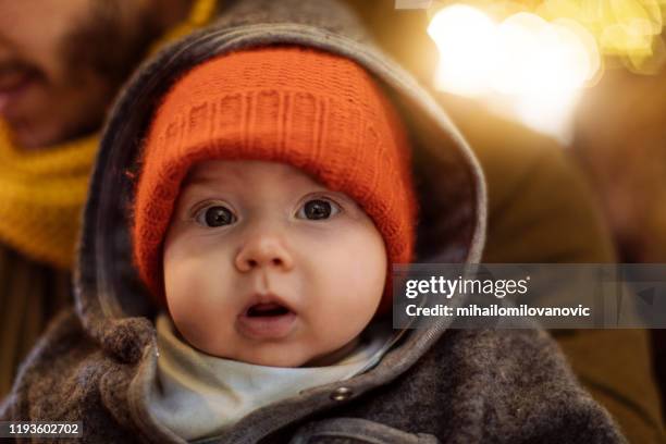 baby looking at camera - roupa quente imagens e fotografias de stock