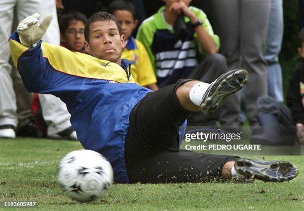Colombian soccer player Miguel Calero trains 26 March 2000 in Bogota. El arquero titular de la seleccion colombiana, Miguel Calero, intenta alcanzar...