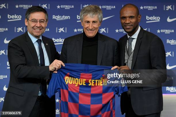Barcelona's president Josep Maria Bartomeu and football director Eric Abidal pose with Barcelona's new coach Quique Setien during his official...