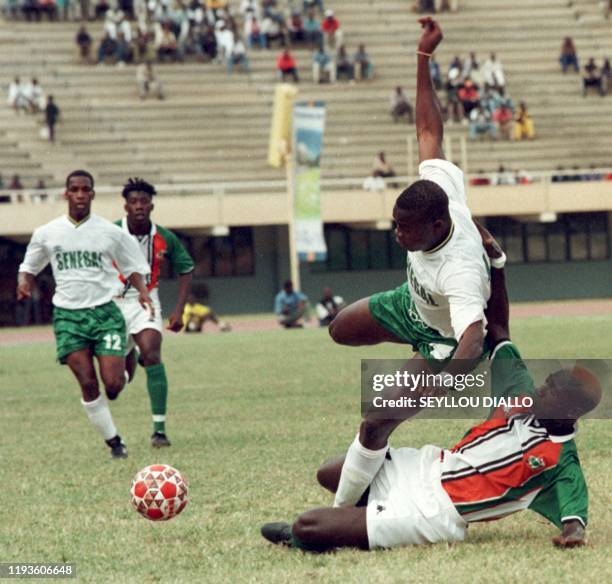 Senegal's Mamadou Diallo fight for the ball with Ivorian Nzue Nguessan 21 November 1999, during their friendly match in Dakar. Senegal won 3-0.