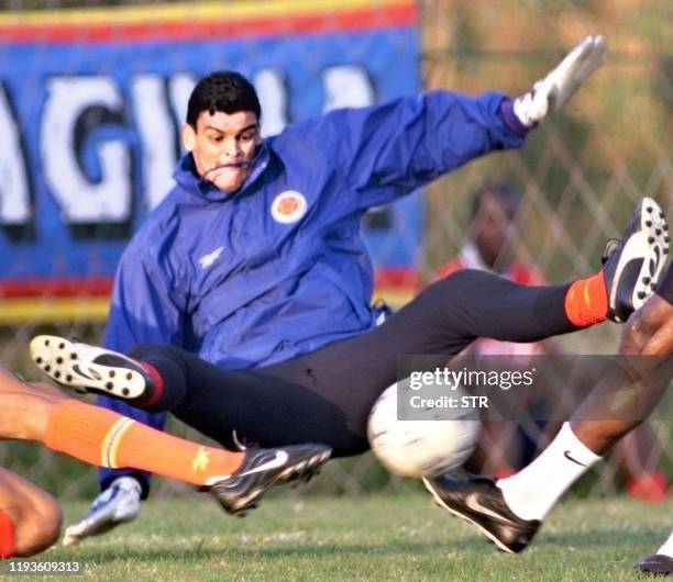 Goalie of the Columbian soccer team Miguel Calero vies for the ball during training 27 June 1999 in Asuncion, Paraguay. El arquero de la seleccion de...