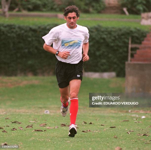 El astro del futbol uruguayo Enzo Francescoli trota en el campo de juego del Sporting Cristal en Lima 06 Setiembre. Francescoli se incorporo hoy a...