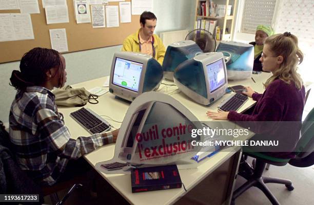 Dans les locaux de l'Association d'aide aux chômeurs "Starter" à Hérouville-Saint-Clair, les demandeurs d'emploi consultent le 26 septembre 2000 le...