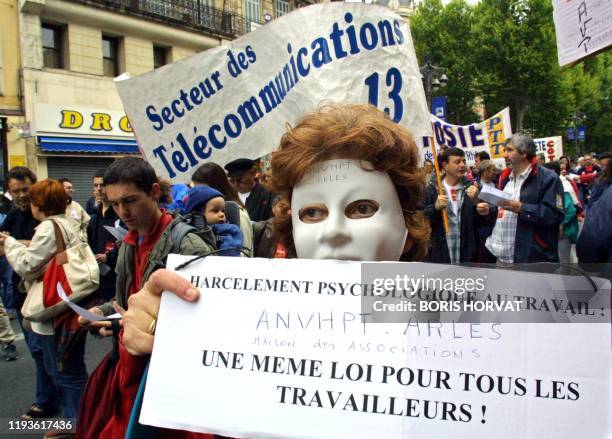 Un membre d'une association de victimes de harcèlement psychologique au travail manifeste pour la première fois lors du traditionnel défilé du 1er...