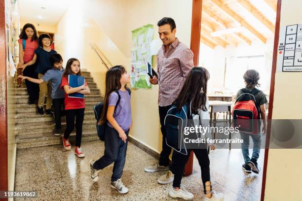 insegnante che accoglie gli studenti in classe - rispetto foto e immagini stock