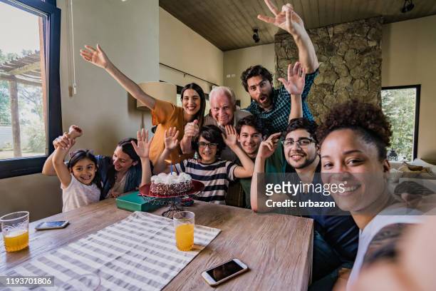 morfar firar födelsedag med familj - large family bildbanksfoton och bilder