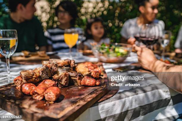 traditionele asado middagmaal tijd voor argentijnse familie - argentinian culture stockfoto's en -beelden