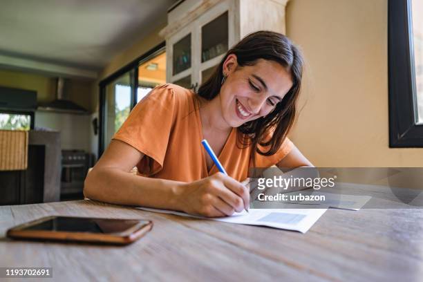 mujer firmando papeles - form filling fotografías e imágenes de stock