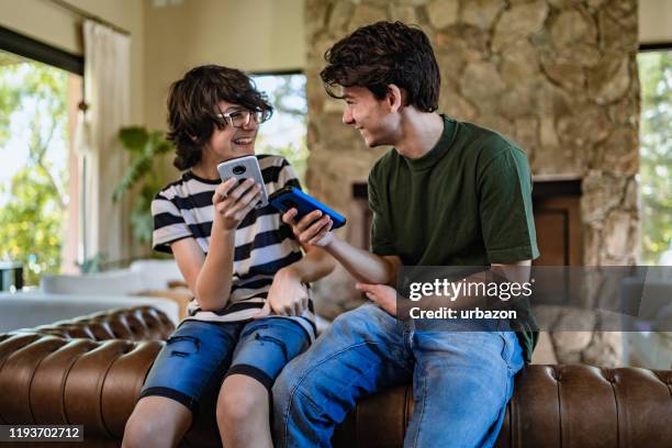 tieners spelen op een smartphone - friends of hudson river park gala inside stockfoto's en -beelden