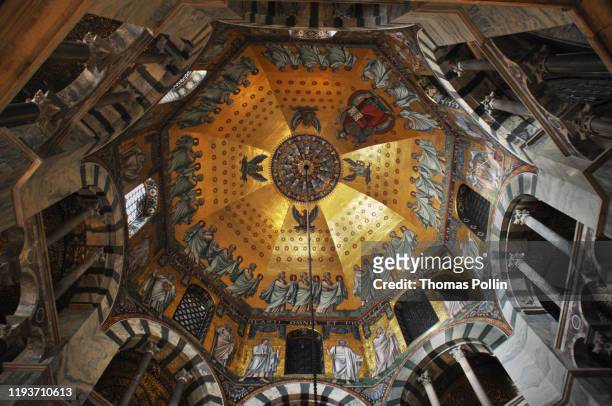 the dome of the octagon in aachen - aachen photos et images de collection