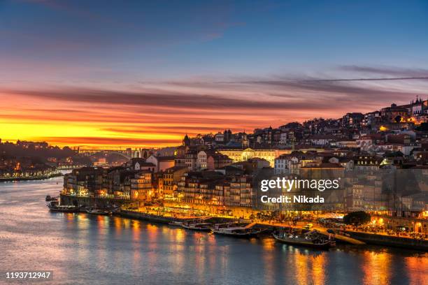 vacker panorama över ribeira och douro floden porto vid solnedgången, portugal - douro river bildbanksfoton och bilder