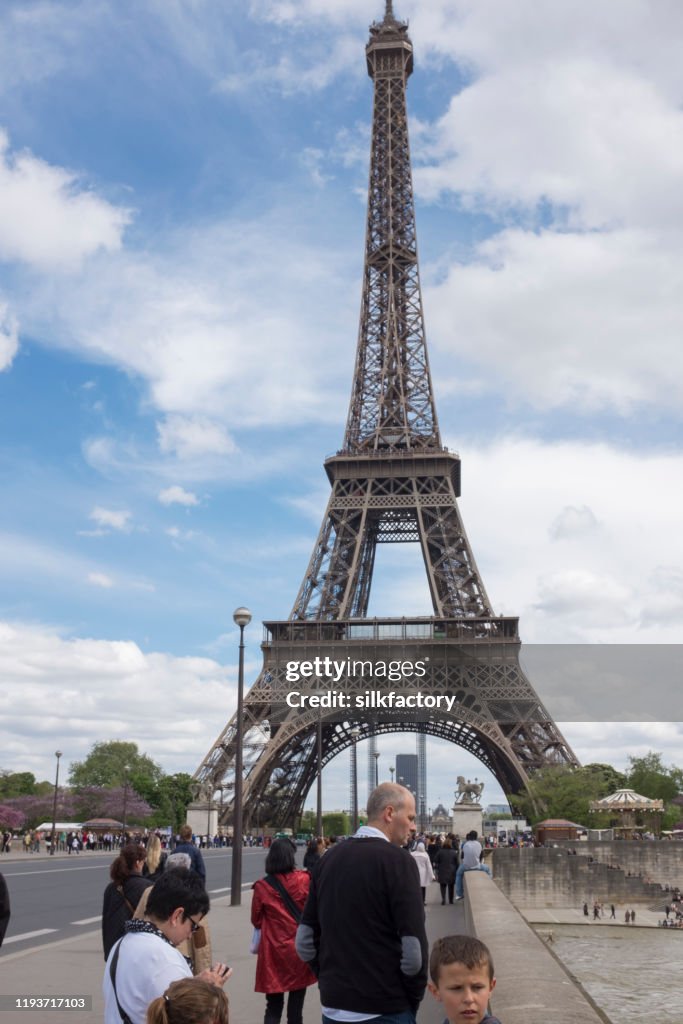 Eiffelturm und Pont d'Iéna-Brücke in der französischen Hauptstadt Paris im Frühjahr