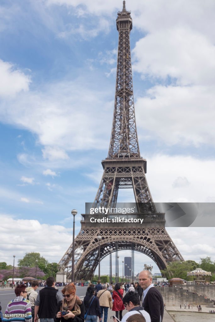 Torre Eiffel e ponte de Pont d'Iéna no Capital francês Paris na mola