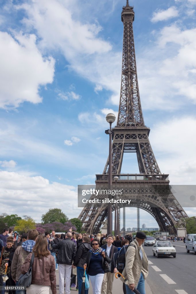 Eiffelturm und Pont d'Iéna-Brücke in der französischen Hauptstadt Paris im Frühjahr