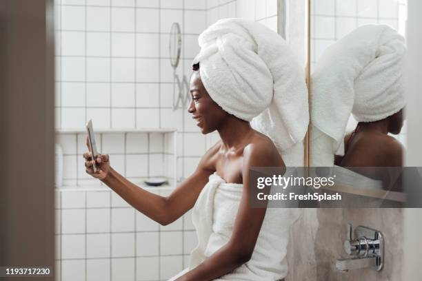 lächelnde frau, die selfie nach dem bad - woman shower bath stock-fotos und bilder