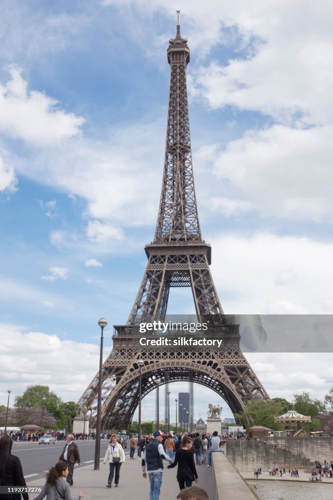 Eiffel toren en Pont d'Iéna brug in de Franse hoofdstad Parijs in de lente