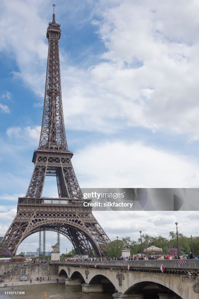 Eiffelturm und Pont d'Iéna-Brücke in der französischen Hauptstadt Paris im Frühjahr