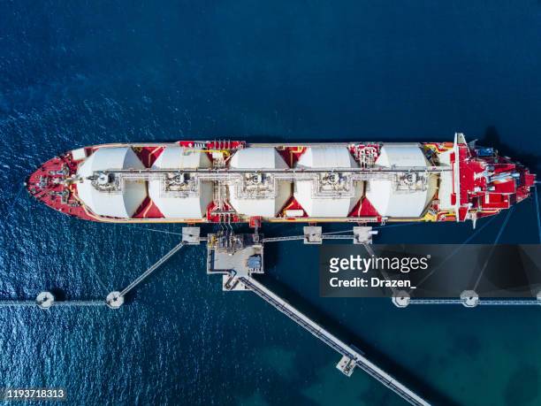 l'industrie pétrolière et le navire d'approvisionnement de plate-forme pétrolière - navire citerne photos et images de collection