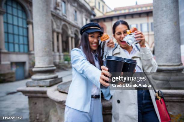 beste freunde mit einem snack - asian woman coffee stock-fotos und bilder