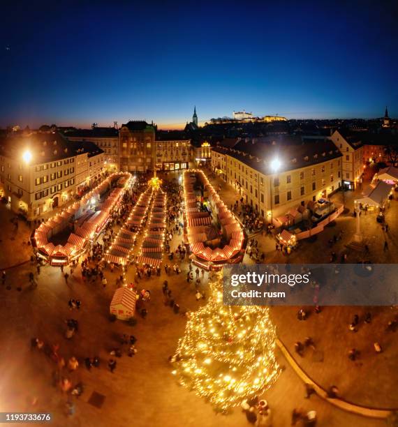 panorama aéreo nocturno del mercado de navidad en la plaza mayor (hlavne namestie) en el casco antiguo de bratislava, eslovaquia. - bratislava fotografías e imágenes de stock